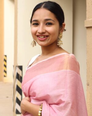Sanjana dipu Instagram - सेहत, मेहनत, हुनर, अदा और आखिर में उसकी रज़ा ।
.
.
.
#saree #tradition #Moothon