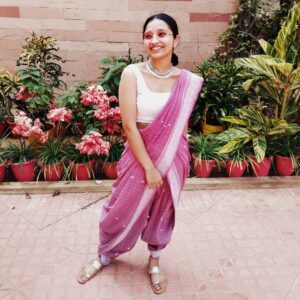 Sanjana dipu Instagram - മണ്ണിൽ ആണ് സ്വർഗ്ഗം
ഈ നിമിഷം ആണ് നിൻ പറുദീസ🌸
.
PC : @pranav.tharun @rheaaana .
#ethnicwear #pantsaree #dhotisaree #ethinicday