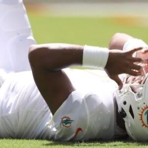 Sanjay Gupta Instagram - Traumatic brain injuries are in the spotlight after watching the brutal video of @miamidolphins Tua Tagovailoa. The @nfl ‘s Chief Medical Officer Dr. Allen Sills agreed to answer my questions about the current protocols and whether or not they are really keeping players safe.