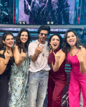 Sanjeeta Bhattacharya Instagram - Pinch me because this feels unreal! Absolutely overwhelmed by the love and so excited for you all to watch our film. There’s a surprise coming your way that you didn’t know you needed and I can hardly contain myself! Hint hint: me Jawan OST! (AAA!)
Here’s glimpses of an incredible evening con mis chicas y nuestro jefe! ♥️ 

#Jawan releasing in Hindi, Tamil and Telugu on 7th September 2023

P.S- swipe to see me try my luck speaking Tamil 👀

#Jawan #SRK #jawan7thseptember2023