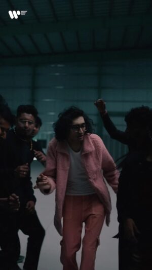 Sanjith Hegde Instagram - Gulaabo Music video is outtt 
Audio streaming on all platforms 🌹

A lot of my closest friends came through to make this happen @charanraj27185 @gauthamhebbar @nismurphy @___joejohnson @suraj_kotecha 

Directed by Biju @whatsabijoy
