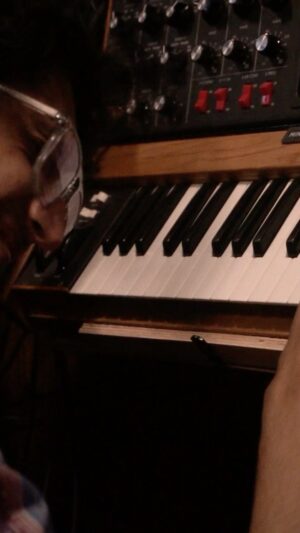 Sanjith Hegde Instagram - Bombay has been kind, producing the album is going to be so much more fun w @tamzidofficial’s synthesizers 

🐈‍⬛🪐 w/ @murphyradi0 @whatsabijoy @uttupiii

Shot by whatsabijoo