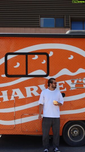 Sansdrick Lavoie Instagram - 🍔🍔CONCOURS 🍔🍔 
En équipe avec Arbres Canada, @harveysquebec se promène à travers le Québec cet été dans le but d’amasser des dons qui aideront à planter des arbres. Si tu croises le VR Harvey’s, tu peux déguster un délicieux burger Angus en l’échange d’un don pour la cause.  Dans le cadre de leur tournée estivale en VR, @harveysquebec vous offre la chance de gagner une carte cadeau de 50$. 
Pour participer ; 

Tag quelqu’un en commentaire avec qui tu aimerais partager un bon burger 
Suivre la page @harveysquebec 
C’est aussi simple que ça! 
Bonne chance à tous 
 *Le concours se termine le 27 juin.#pub