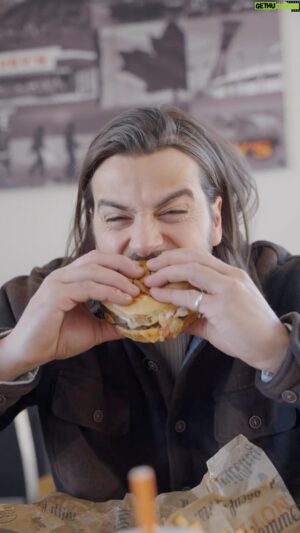 Sansdrick Lavoie Instagram - 🍄🍔CONCOURS🍔🍄

@harveysquebec m’a offert d’aller tester le nouveau burger Angus Champignons et fromage fondant qui est en promotion jusqu’au 26 mars prochain. Perso, j’ai adoré! Surtout pendant une grosse journée de réno! 
 
Avec   de 10 sauces et 14 garnitures différentes, tu peux personnaliser ton burger comme tu le veux! Si tu es plus poutine, tu peux même ajouter des champignons à ta poutine! 🤤 
 
CONCOURS: 
Pour courir la chance de gagner 1 carte-cadeau de 100$ chez Harvey’s: 
1 - Abonne-toi au compte @harveysquebec
2 - Commente la vidéo en me disant avec qui tu aimerais en profiter.
 
#harveysqc #pub #burger