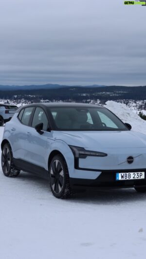 Sansdrick Lavoie Instagram - Recap de mon dernier voyage de presse en Suède pour découvrir la #volvoex30 de @volvocarcanada . Un petit VUS 100 % électrique qui fait de grandes choses. Conduire cette bête sur un lac gelé en plein milieu de la forêt fut l’une des expériences les plus incroyable de ma vie. C’est vraiment un vus parfait pour nos hivers . #volvocars