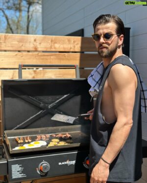 Sansdrick Lavoie Instagram - Qui veut venir déjeuner chez moi cet été? Avec ma nouvelle plaque de cuisson @blackstoneproducts je peux faire du BBQ du déjeuner au souper . En plus d’être un expert en déjeuner, j’utilise la technologie de plaque la plus avancée de l’industrie, rien de moins.
Le modèle “Culinary” est disponible exclusivement chez @ronafr .  #pub