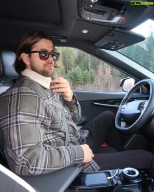 Sansdrick Lavoie Instagram - J’ai passé un magnifique weekend entre amis à Tremblant et j’ai eu la chance de m’y rendre avec la Kia EV6. 

Avec ses 406 km d’autonomie et toutes les fonctionnalités de sécurité, comme la technologie i-Pedal ou bien les caméras d’angles morts, cette voiture est parfaite pour un road trip dans des conditions hivernales. J’en ai profité pour capter ces magnifiques moments et je vous présenterai notre weekend  dans les prochains jours. 

Stay tuned !

@kiacanada #kiaelectrifyingroadtrip #kiaev6 #pub