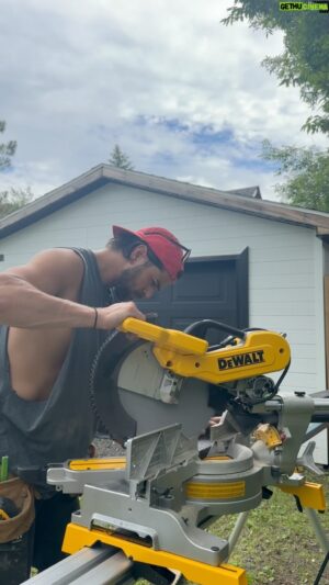 Sansdrick Lavoie Instagram - Étape 4 de mon été avec @ronafr 🎉 Après avoir terminé ma clôture, je m’attaque maintenant à la remise à neuf de mon garage qui manquait définitivement un peu d’amour. 🚧🔨 N’oubliez pas gang, chaque problème a sa solution et tout le monde peut devenir un « maker » avec un peu de détermination, d’imagination et les bons outils! 🛠️ 🚀

#batironaimeca #rona #Rénovation  #DIY #Makers #pub