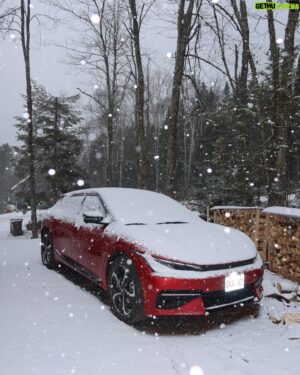 Sansdrick Lavoie Instagram - J’ai passé un magnifique weekend entre amis à Tremblant et j’ai eu la chance de m’y rendre avec la Kia EV6. 

Avec ses 406 km d’autonomie et toutes les fonctionnalités de sécurité, comme la technologie i-Pedal ou bien les caméras d’angles morts, cette voiture est parfaite pour un road trip dans des conditions hivernales. J’en ai profité pour capter ces magnifiques moments et je vous présenterai notre weekend  dans les prochains jours. 

Stay tuned !

@kiacanada #kiaelectrifyingroadtrip #kiaev6 #pub