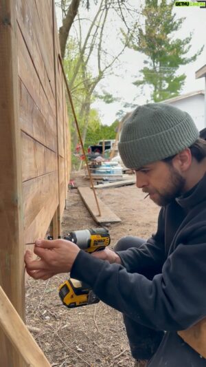 Sansdrick Lavoie Instagram - Étape 3 de mon été @ronafr ! Après avoir préparé mon terrain , c’était maintenant le temps de m’attaquer à ma clôture. Un projet un plus technique qui demande toujours un peu plus de précision. Si j’avais un conseil à vous donner quand vous commencerez des travaux   techniques comme ça, ce serait de s’assurer que tout soit droit et de niveau dès le départ. Ça vous évitera beaucoup de surprises par la suite, je vous le confirme! ;)
Évidemment j’ai trouvé tout ce dont j’avais besoin chez RONA, dont ma drill Dewalt, qui est vraiment un must à avoir pour être un vrai Maker, pro ou pas! Maker un jour, maker toujours! Bonne réno! #RONA #ad