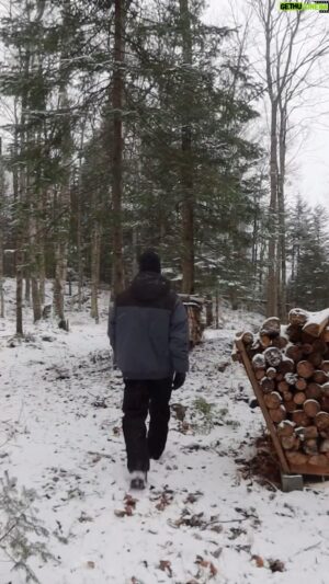 Sansdrick Lavoie Instagram - #ootd Quand je dois bouger, que ce soit pour travailler ou bien pour profiter de l’hiver, l’important pour moi c’est d’être confortable, au sec et au chaud. @lequipeur_officiel est ma destination pour m’équiper de la tête au pied, peu importe la saison!

#pub #toutsimplement #articleoffert 

Pantalon performance Dakota WorkPro Series
Haut performance Dakota WorkPro Series
Chaussettes de travail Helly Hansen Workwear driWear
Salopette isolée Helly Hansen Workwear
Bottes d’hiver Helly Hansen IceFX
Manteau  Helly Hensen
Bonnet Dakota Workpro Series
Gants isolés Helly Hansen Workwear