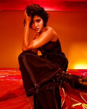 Sanskruti Balgude Instagram - “….why so serious ?!” ♠️🖤

#sanskrutibalgude #actresslife #actress #black #sultryeyes