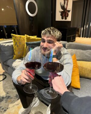 Santiago Achaga Instagram - Que locura de semana. Estoy subiéndome al 3 avión en las últimas 48hs. Vimos un eclipse, me puse una falda escocesa, vi a mi hermanita y ahora estoy camino a Palm Springs para ir a vivir Coachella en su máximo esplendor. A veces no alcanzan las palabras para agradecerle a la vids todos los regalos que me da. Seguimos intentando, gracias 🙏🏼