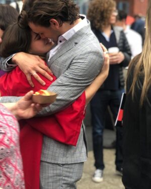 Santiago Achaga Instagram - La segunda foto es del 2019, cuando apenas empezábamos a salir. Para aquel momento no sabíamos si era una buena idea aparecer en las fotos porque era muy reciente todo y yo no quería que, si algo salía mal, después ella mirara sus fotos y diga “que boluda… como metí a este pibe en este momento tan importante de mi vida” 😂  La primer foto es de hoy, cinco años después, ahora graduada de NYU 💜 PERO CON UN MASTERS🤯😍 te amo, orgulloso de vos.