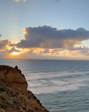 Santiago Achaga Instagram - Australia 🇦🇺 Día 1: Melbourne & Twelve Apostles. Pd: Los doce apóstoles podría ser Chapadmalal o los acantilados en Mar Del Plata. Moraleja; love yourz. Heading to: @virginvoyages