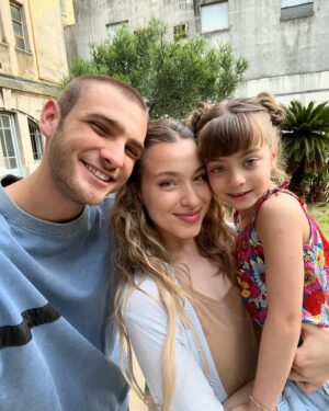 Santiago Achaga Instagram - Finalmente terminó Buenos Chicos 🥲 Gracias a todos los que nos acompañaron durante esta larga historia, a los que confiaron en mi para este proyecto, a quienes trabajaron durante meses para hace esta novela realidad y gracias a vos chinito ♥️🙏🏼 les dejo algunos momentos random y hermosos de nuestro viaje, gracias siempre.