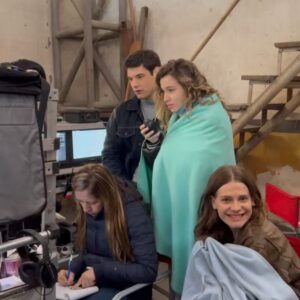 Santiago Achaga Instagram - Finalmente terminó Buenos Chicos 🥲 Gracias a todos los que nos acompañaron durante esta larga historia, a los que confiaron en mi para este proyecto, a quienes trabajaron durante meses para hace esta novela realidad y gracias a vos chinito ♥️🙏🏼 les dejo algunos momentos random y hermosos de nuestro viaje, gracias siempre.