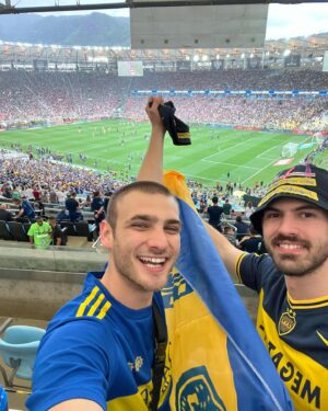 Santiago Achaga Instagram - Los colores no se negocian, en las buenas y en las malas más. Si algo puedo decir: la experiencia fue INOLVIDABLE. GRACIAS BOQUITA 💙💛💙 (el último video no tiene desperdicio)  @alaimofrancisco @yaztravel