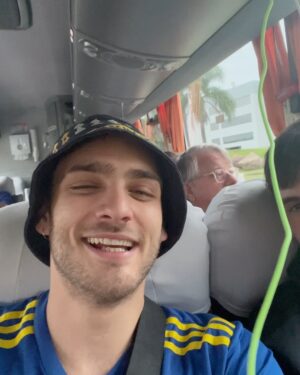 Santiago Achaga Instagram - Los colores no se negocian, en las buenas y en las malas más. Si algo puedo decir: la experiencia fue INOLVIDABLE. GRACIAS BOQUITA 💙💛💙 (el último video no tiene desperdicio)  @alaimofrancisco @yaztravel