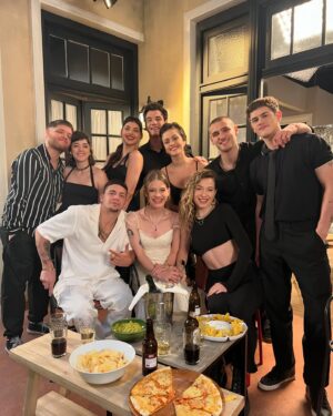 Santiago Achaga Instagram - Viva los novios, la pizza en escena y ustedes Buenos Chicos. Los ♥️