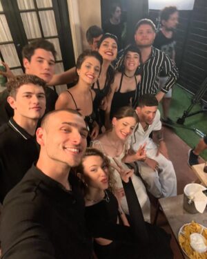 Santiago Achaga Instagram - Viva los novios, la pizza en escena y ustedes Buenos Chicos. Los ♥️