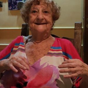 Santiago Korovsky Instagram - Hablar con mi abuela me levanta y me hunde en iguales proporciones.