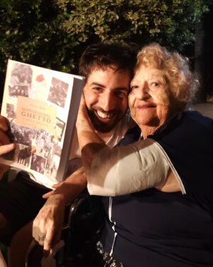 Santiago Korovsky Instagram - Mi abuela escribe pero hacía mucho no podía publicar, así que le editamos un libro con sus últimos cuentos para regalárselo a sus 96 años.

Si alguno lo quiere leer, lo puede descargar gratis desde el link que les dejo en mis historias destacadas.