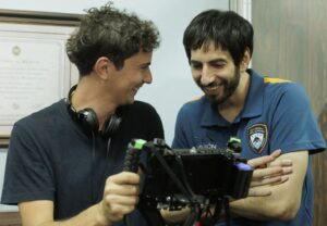 Santiago Korovsky Instagram - A veces vuelvo a ver estas fotos para acordarme que a pesar de la locura de estar en tantos roles, también fui feliz haciendo División Palermo. Gracias a todos por los mensajes, y a todo el equipo técnico, guionistas, actores, co director, productores y amigos a los que les quemé el bocho por aguantarme siempre, fue hermoso trabajar con ustedes. Los quiero. Ahre que parecía una carta de despedida, perdón, no sé ponerme emotivo.