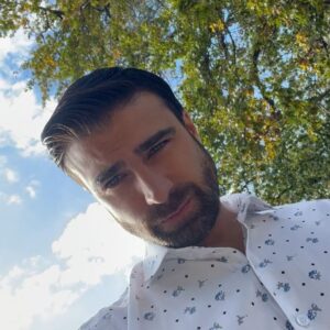 Santiago Ramundo Instagram - Juan Pablo en @buenoschicoseltrece véanla, espero les guste, a mi me encanta y me tiene muy feliz poder ser parte de semejante proyecto encabezado por un equipazo que todos los días deja todo para hacerla, es la única ficción de aire que se está grabando hoy en nuestro país con todo lo que eso conlleva… Gracias @florlimonoff por abrirme las puertas, gracias @claulacelli y equipo por regalarme a este JP con tantos matices e idas y vueltas ❤️🙌 gracias compañeras y compañeros actores y actrices… A todo el equipo de productores y técnicos que hacen posible que día a día contemos esta historia, muchas gracias! ❤️❤️