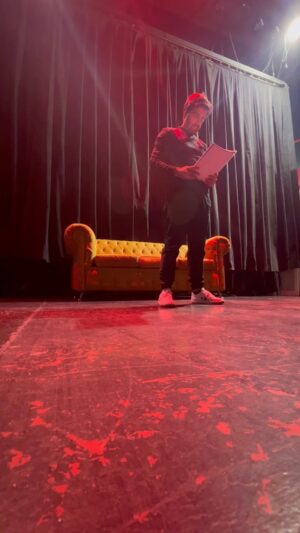 Santiago Ramundo Instagram - Un actor se prepara… Hoy hablaba con un amigo de cómo es esto de volver a la escencia, de cómo el teatro nos lleva a ese lugar donde todo empieza y no hay red… Así que ahí vamos, tomando las riendas una vez más y subiéndome al escenario, feliz, agradecido y con miedo… Inevitable, pero bueno, ya saben… LAS GANAS LE GANAN AL MIEDO! 🎭❤️