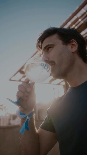 Santiago Ramundo Instagram - 🍋 ¡La buona vita de Cerdeña llega a Argentina! 🍸 @spiritoblu.ar decidió hacerle honor a las Zonas Azules como Cerdeña con un gin a la italiana 🇮🇹
Estuve en el lanzamiento de este London Dry Gin rodeado de mucha naturaleza, playa y música🌊
¿Lo vas a probar? #spiritoblu