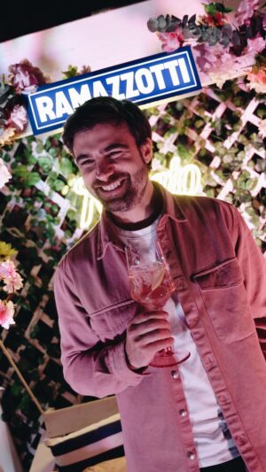 Santiago Ramundo Instagram - Esta temporada florece un nuevo aperitivo 🌺 Llegó Ramazzotti Rosato directo desde Italia: fresco, ligero y versátil, a base de Flores de Hibiscus y Azar de Naranja y asi lo vivimos en el evento lanzamiento. 
Un #RamazzottiSpritz: una copa con hielo, un 1/3 de Ramazzotti Rosato, 2/3 de @mummargentina extra brut y una rodaja de limon. 

@ramazzotti_arg 
#BelaLaVita #floreceunnuevoaperitivo