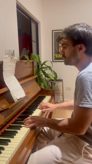 Santiago Ramundo Instagram - Venía con días de demasiadas cosas y hoy tocó volver a mi un poco, cerrar la compu, servirme un trago, sentarme al piano desempolvar esta partitura que debe tener 20 años o más y tocar 🎹❤️