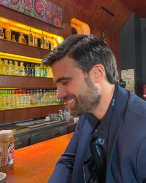 Santiago Ramundo Instagram - Juan Pablo en @buenoschicoseltrece véanla, espero les guste, a mi me encanta y me tiene muy feliz poder ser parte de semejante proyecto encabezado por un equipazo que todos los días deja todo para hacerla, es la única ficción de aire que se está grabando hoy en nuestro país con todo lo que eso conlleva… Gracias @florlimonoff por abrirme las puertas, gracias @claulacelli y equipo por regalarme a este JP con tantos matices e idas y vueltas ❤️🙌 gracias compañeras y compañeros actores y actrices… A todo el equipo de productores y técnicos que hacen posible que día a día contemos esta historia, muchas gracias! ❤️❤️