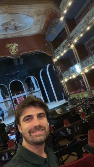 Santiago Ramundo Instagram - Ya en el teatro!!!! Haciendo pasadas ajustando todo para que vengan a vernos y disfruten mucho de @legalmenterubialaobra estoy muy feliz por que este es un equipo humano maravilloso de personas que hacemos lo que amamos, con pasión y respeto, gracias a quienes lo hicieron posible ❤️