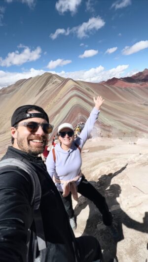 Santiago Ramundo Instagram - Montaña de los 7 colores en #peru 🇵🇪

Un desafío increíble que pudimos vivir en este viaje! Realmente muy emocionante!
.
💫 Su nombre real es montaña Vinikunka
.
💫 La montaña se encuentra a 6km de la comunidad de Pampachiri y a 140km de Cusco 
.
💫 En total caminas 8km…4km de ida y 4km de vuelta 
.
💫 La ida es lo más complejo, tenes la opción de alquilar un caballito para subir hasta un punto… el último 1/4 hay que caminarlo si o si
.
💫 Tiene esos colores por los minerales de la tierra 
.
💫 Es de las 4 qué hay en el mundo (Purmamarca, China e Islandia)
.
💫 Muy importante la indumentaria de trekking y el calzado ideal, gracias @salomon.argentina por acompañarnos en esta aventura! Y @lookea.tef por ayudarnos a elegirlo!
.
💫 Recomendamos comer liviano la noche anterior, te de coca, agua y comprar agua de Florida (te tiras unas gotitas en la mano y lo oles! Re ayuda!)
.
💫 No te lo recomendamos si tenes temas pulmonares, siempre consulta con tu médico antes! Y tampoco ir con niños (había muchos y estaban re cansados 🥲)
.
Lo hicieron? Nos cuentan?? 🥰✨
.
#montañadelos7colores #trekking #montañavinikunka