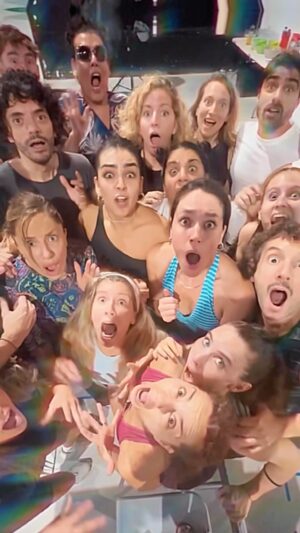 Santiago Ramundo Instagram - 🎀 SEMANA SANTA LEGAL🎀

Agregamos nuevas funciones por el éxito de la pre-venta ✨💖 en @legalmenterubialaobra 😁!!!!

Conseguí tu entrada por @plateanet o boletería del Teatro Liceo 🎟️🎭

NO TE QUEDES AFUERA DE ESTA FIESTA 🥳

#legalmenterubia #teatroliceo