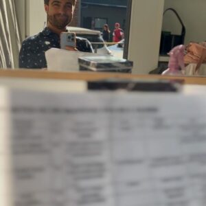 Santiago Ramundo Instagram - Juan Pablo en @buenoschicoseltrece véanla, espero les guste, a mi me encanta y me tiene muy feliz poder ser parte de semejante proyecto encabezado por un equipazo que todos los días deja todo para hacerla, es la única ficción de aire que se está grabando hoy en nuestro país con todo lo que eso conlleva… Gracias @florlimonoff por abrirme las puertas, gracias @claulacelli y equipo por regalarme a este JP con tantos matices e idas y vueltas ❤️🙌 gracias compañeras y compañeros actores y actrices… A todo el equipo de productores y técnicos que hacen posible que día a día contemos esta historia, muchas gracias! ❤️❤️