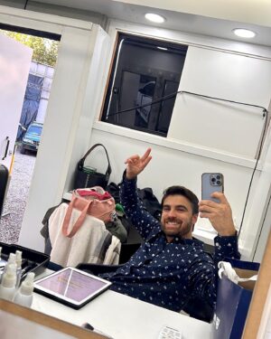 Santiago Ramundo Instagram - Juan Pablo en @buenoschicoseltrece véanla, espero les guste, a mi me encanta y me tiene muy feliz poder ser parte de semejante proyecto encabezado por un equipazo que todos los días deja todo para hacerla, es la única ficción de aire que se está grabando hoy en nuestro país con todo lo que eso conlleva… Gracias @florlimonoff por abrirme las puertas, gracias @claulacelli y equipo por regalarme a este JP con tantos matices e idas y vueltas ❤️🙌 gracias compañeras y compañeros actores y actrices… A todo el equipo de productores y técnicos que hacen posible que día a día contemos esta historia, muchas gracias! ❤️❤️