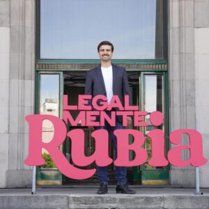 Santiago Ramundo Instagram - Hoy fue un día muy especial, presentamos @legalmenterubialaobra 
Tenemos un equipazo y un elenco maravilloso (en breve subo foto con todes) tenemos a la capitana @holasoylaurita a la cabeza, el grande @pasikmario la maravillosa @costaokis y uno de los más grandes de nuestra generación @fedesalles 

Dirige: @arieldelmastro @marce.caballero_ y asiste @macadelmastro 

Coach vocal: @pilinoseda_vocalcoach 

Coreos: @georginatirotta @georgiseva 

Producen: @tomas.rottemberg @valenberger 
@mp_productora @gobroadwayproductions 

TEATRO LICEO
Entradas en @plateanet 🙌❤️