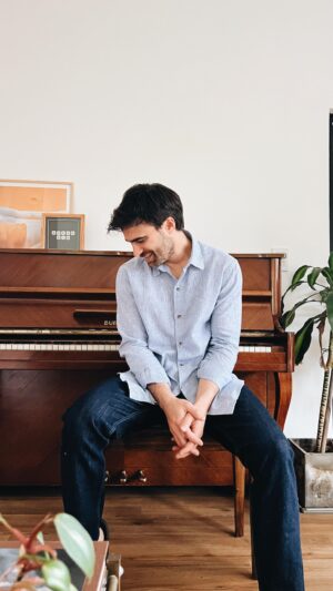 Santiago Ramundo Instagram - Parte de mi rutina 🎹
.

@prototypearg ❤️
.

#pauseonline #fashioninspo #linenshirt