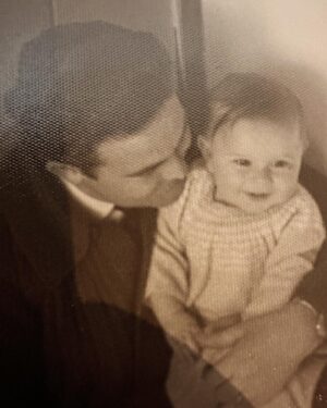 Santiago Segura Instagram - Gracias Papá. 
No te lo comuniqué verbalmente en vida, pero gracias.
Gracias por tenerme, por cuidarme, por ayudarme, por preocuparte, por enseñarme, por traerme… Gracias de corazón.
#felizdiadelpadre
