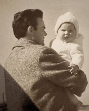 Santiago Segura Instagram - Gracias Papá. 
No te lo comuniqué verbalmente en vida, pero gracias.
Gracias por tenerme, por cuidarme, por ayudarme, por preocuparte, por enseñarme, por traerme… Gracias de corazón.
#felizdiadelpadre