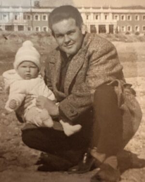 Santiago Segura Instagram - Gracias Papá. 
No te lo comuniqué verbalmente en vida, pero gracias.
Gracias por tenerme, por cuidarme, por ayudarme, por preocuparte, por enseñarme, por traerme… Gracias de corazón.
#felizdiadelpadre