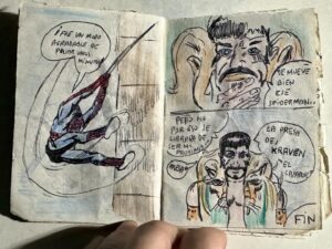Santiago Segura Instagram - Esta mañana he encontrado una carpeta donde mi madre guardaba cuadernos, dibujos y notas de mi etapa colegial.
Recuerdo lo mucho que me gustaba Spiderman, recuerdo haber ese cómic que hice pero no recordaba el tamaño minúsculo al que lo dibujé, sería para trabajar menos o ahorrar papel. O para emular las novelillas gráficas de Vértice.
Que recuerdos!