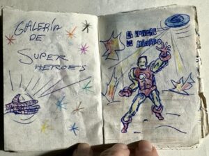 Santiago Segura Instagram - Esta mañana he encontrado una carpeta donde mi madre guardaba cuadernos, dibujos y notas de mi etapa colegial.
Recuerdo lo mucho que me gustaba Spiderman, recuerdo haber ese cómic que hice pero no recordaba el tamaño minúsculo al que lo dibujé, sería para trabajar menos o ahorrar papel. O para emular las novelillas gráficas de Vértice.
Que recuerdos!