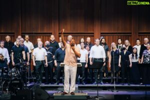 Santino Fontana Instagram - The DMV came together to celebrate community with Broadway legend @santinofontana and local choirs, including @washingtonchorus, @alexandriaharmonizers, Japanese Choral Society of Washington, and more!

📸: @thelockandco