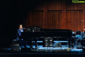 Santino Fontana Instagram - The DMV came together to celebrate community with Broadway legend @santinofontana and local choirs, including @washingtonchorus, @alexandriaharmonizers, Japanese Choral Society of Washington, and more!

📸: @thelockandco