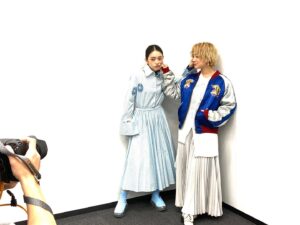 Saori Izawa Instagram - 雑誌、日本映画navi vol104にてあかりちゃんとの対談と阪元監督のインタビュー掲載されております。

ベビ続編の公開まで、もうすぐ。

恰好良い写真撮っていただきました。

本屋さんでぜひ📚

可愛いすぎる服たちは入山さんコーディネート✌️

Styling by @hiroakiyama 

Jacket @sick_shibuyatokyo
Innner @thekeijiny
Skirt @thehandsome.official
Earrings @flake_jewelry_official
Ring @northworksfolk
Shoes @vege.official