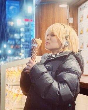 Saori Izawa Instagram - クレープ吸引
はぴばれんたいん

📸 @sanomadoka_photo 🩵

Puff jacket @avnier From @orelsan 🌙